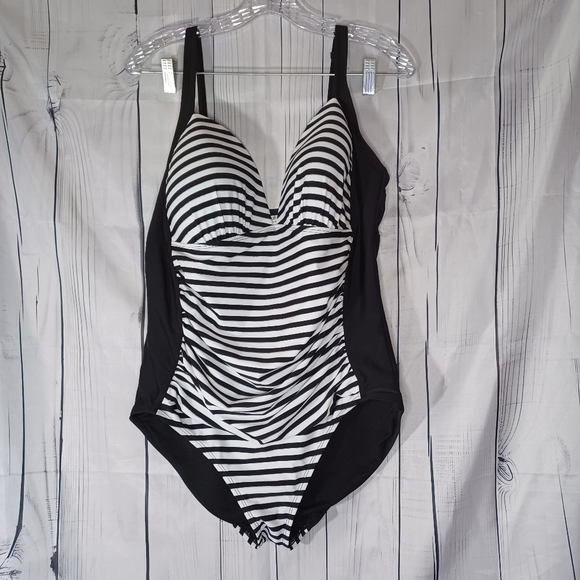 Jaclyn Smith Collection Black and White  Striped One Piece Swimsuit - Picture 1 of 7